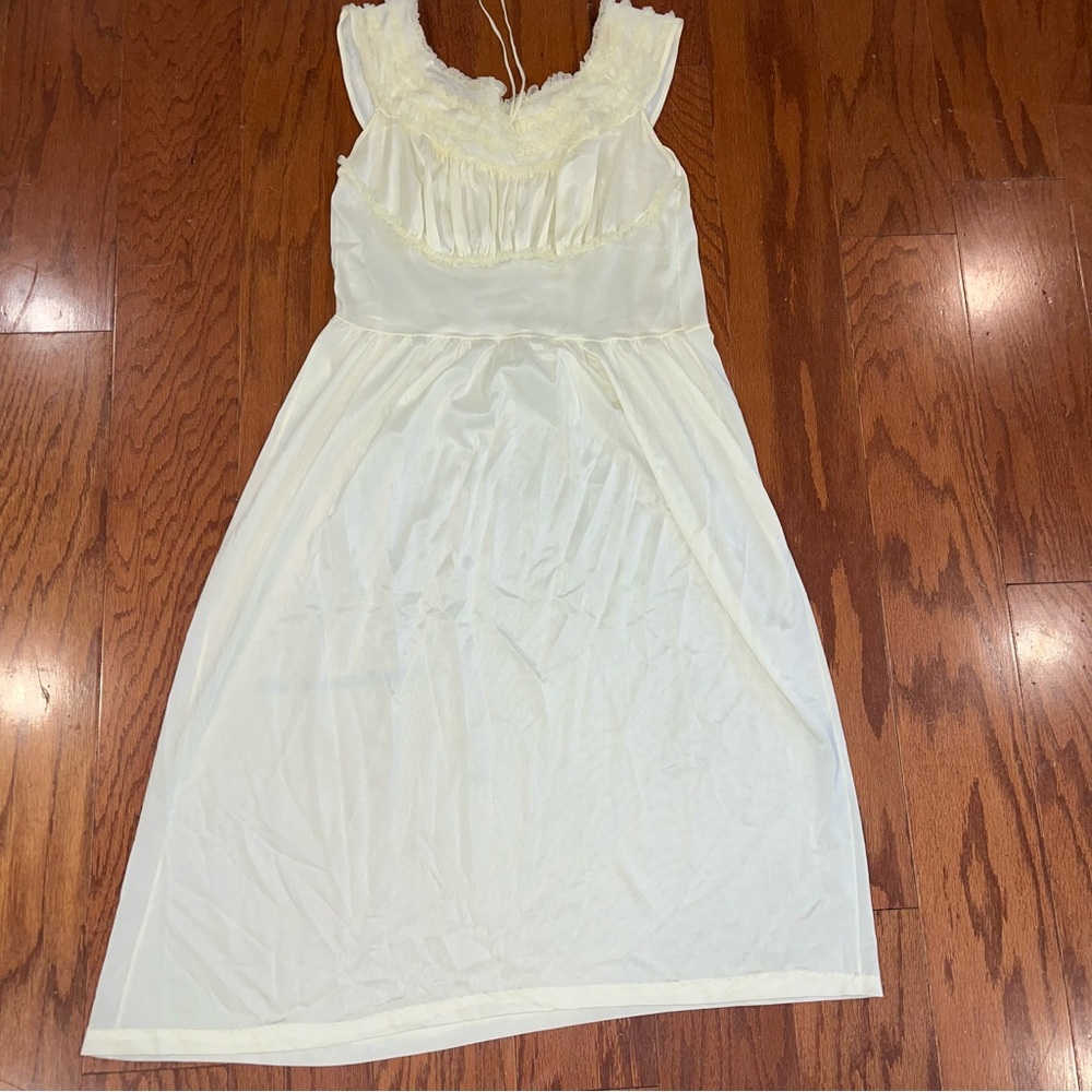 Vintage Elegant Cream pale yellow Sleeveless nightgown. Sheer, lace collar 43x15